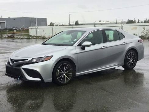 Used 2022 Toyota Camry SE image 4