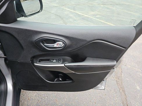 Used 2019 Jeep Cherokee Latitude Plus w/ Cold Weather Group image 15