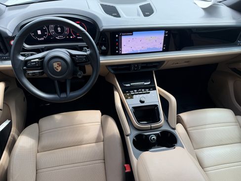 Used 2024 Porsche Cayenne AWD/4WD image 13