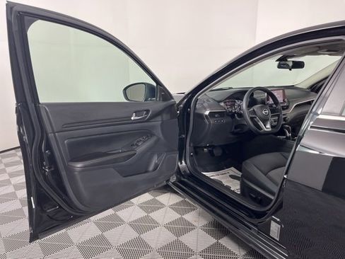 Used 2024 Nissan Altima 2.5 SV FWD image 16