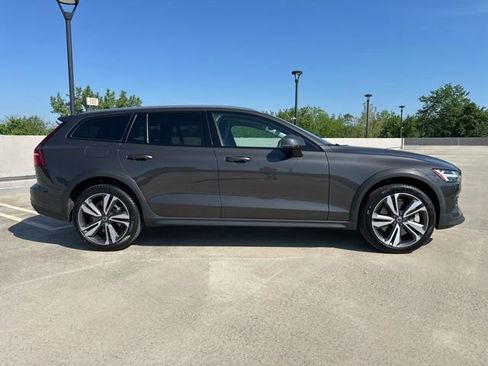Certified 2025 Volvo V60 B5 Cross Country Plus AWD/4WD image 10