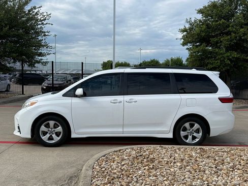 Used 2019 Toyota Sienna LE w/ LE Preferred Package FWD image 2