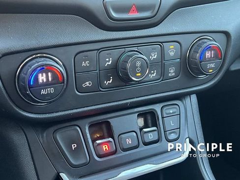 Used 2018 GMC Terrain SLT w/ Preferred Package image 24