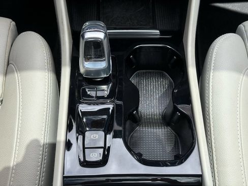 Used 2023 Volvo XC40 B5 Plus AWD/4WD image 16