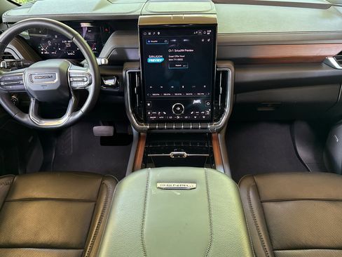 Used 2025 GMC Yukon Denali AWD/4WD image 17