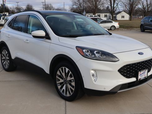 Used 2021 Ford Escape Titanium image 3