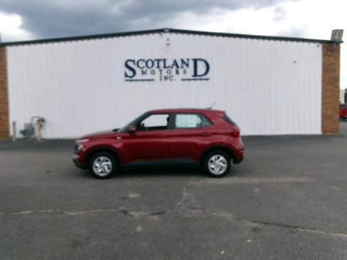 Used 2024 Hyundai Venue SE FWD image 1