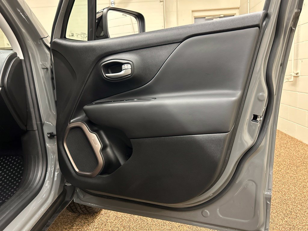 Used 2023 Jeep Renegade Latitude AWD/4WD image 18