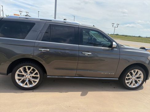 Used 2018 Ford Expedition Platinum AWD/4WD image 6