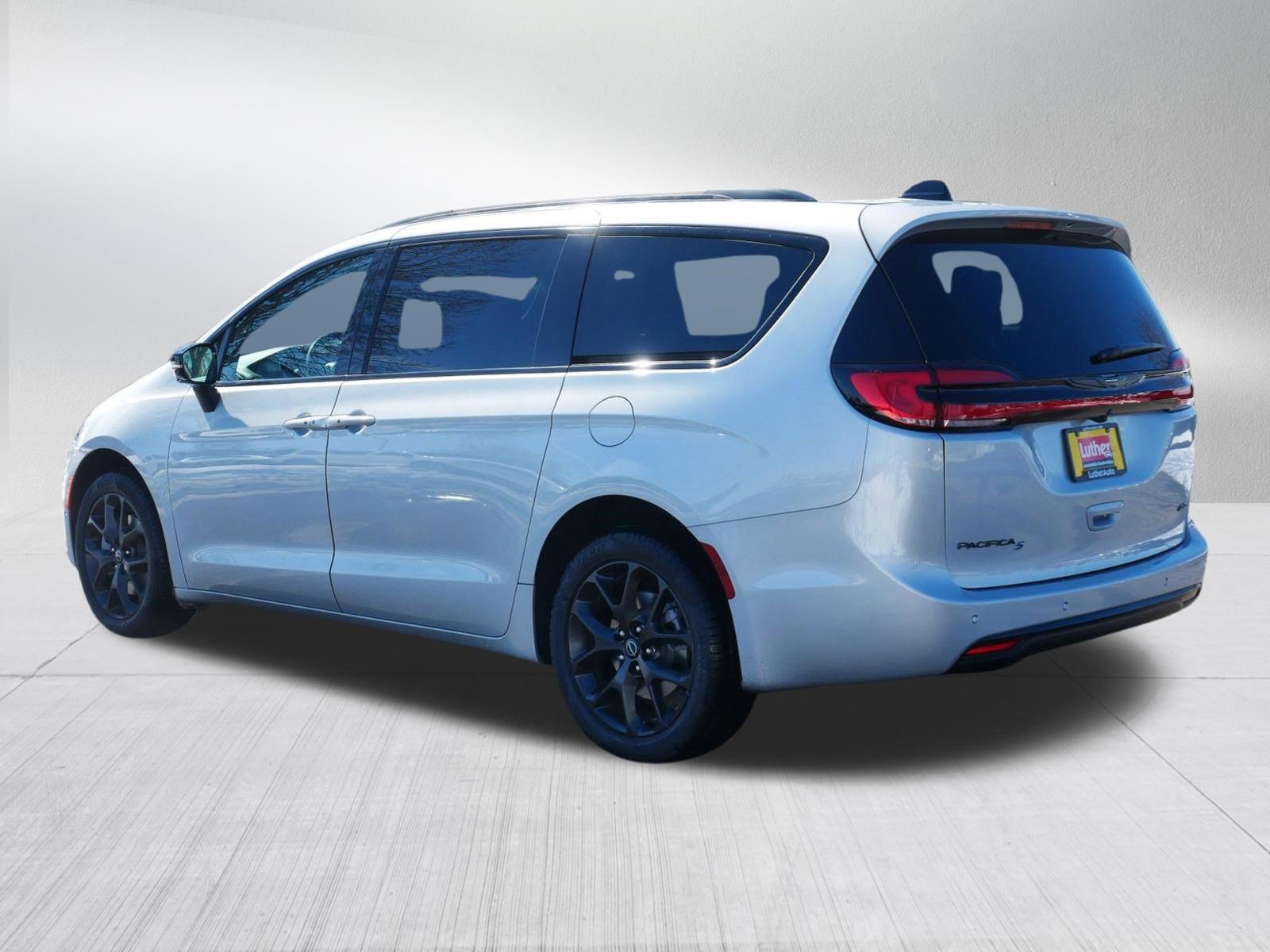 New 2026 Chrysler Pacifica Select AWD/4WD image 5