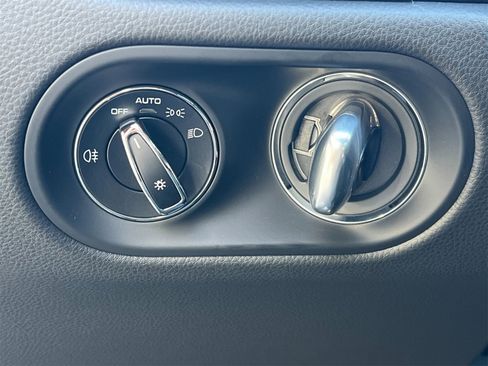 Used 2025 Porsche Macan image 32