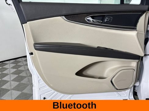 Used 2016 Lincoln MKX Reserve w/ Technology Package FWD image 11