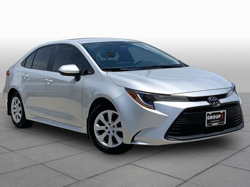 Used 2025 Toyota Corolla LE FWD image 3