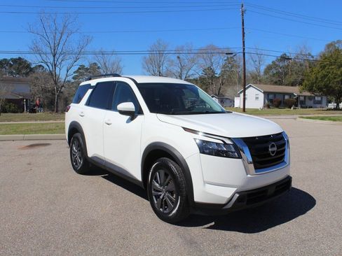 Used 2023 Nissan Pathfinder SV image 2