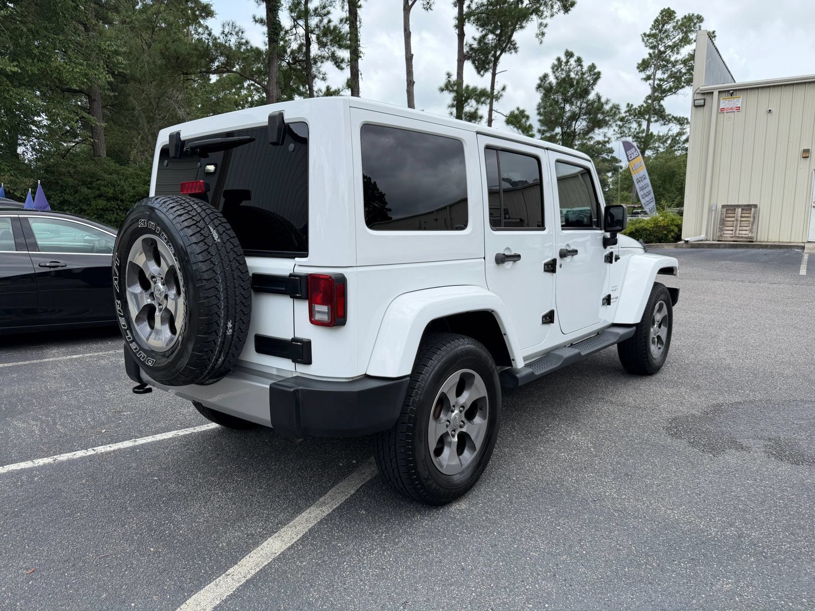 Used 2018 Jeep Wrangler Unlimited Sahara AWD/4WD image 7