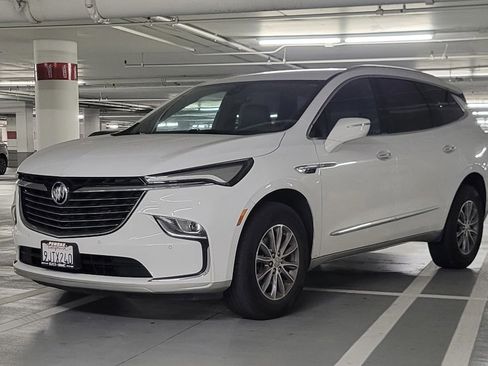 Used 2024 Buick Enclave Essence image 1