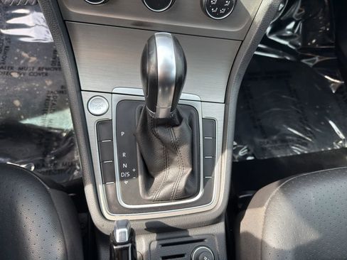 Used 2017 Volkswagen Golf Wolfsburg Edition image 24