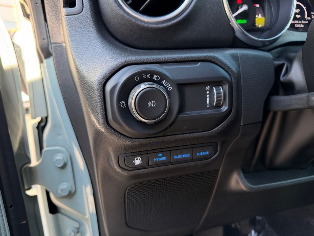 Used 2023 Jeep Wrangler Unlimited Sahara AWD/4WD image 19