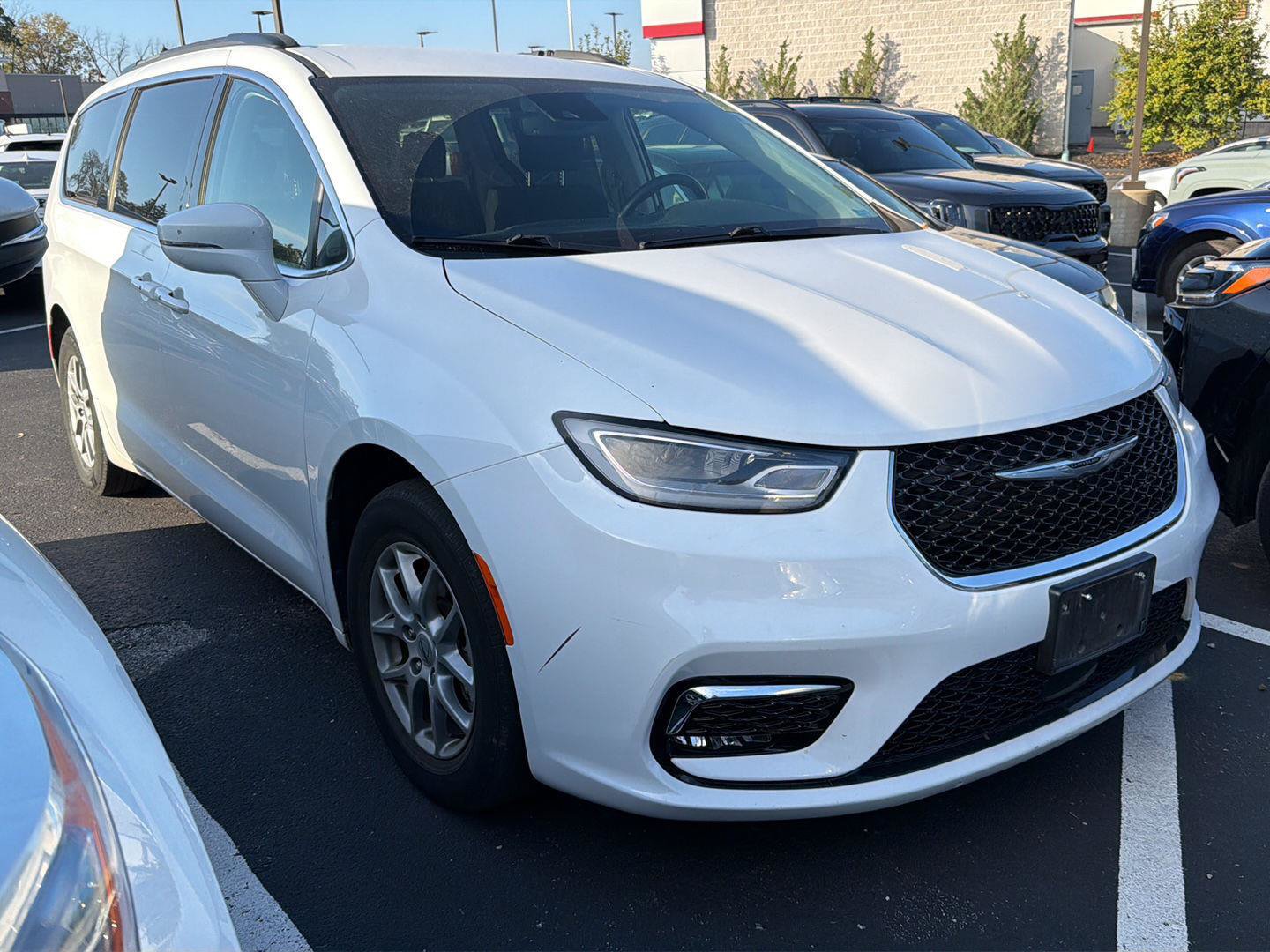 Used 2021 Chrysler Pacifica Touring w/ Cold Weather Group FWD image 1