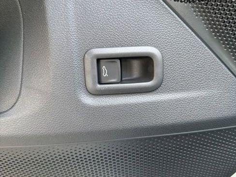 New 2026 Volkswagen Tiguan SE R-Line image 19