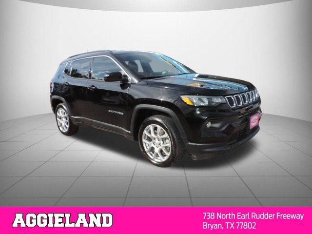 Used 2023 Jeep Compass Latitude AWD/4WD image 3
