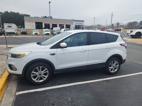 Used 2017 Ford Escape SE image 3