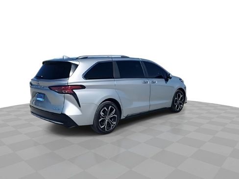 Used 2025 Toyota Sienna Platinum image 8