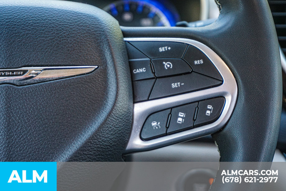 Used 2023 Chrysler Pacifica Touring-L FWD image 31