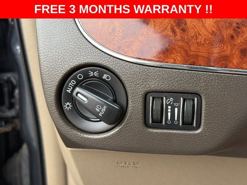 Used 2014 Chrysler Town & Country Touring image 40