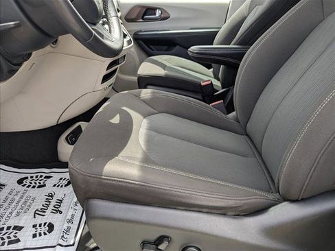 Used 2022 Chrysler Voyager LX FWD image 15