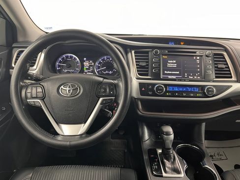 Used 2019 Toyota Highlander Plus AWD/4WD image 18