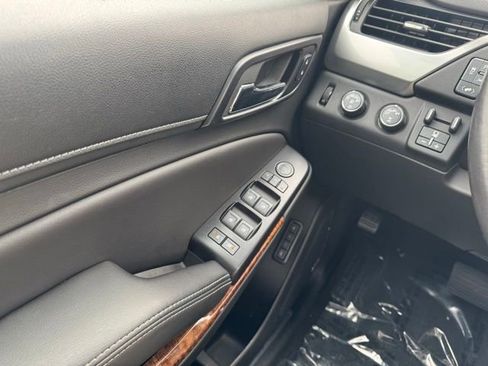 Used 2018 Chevrolet Suburban Premier AWD/4WD image 34