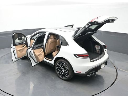 Certified 2025 Porsche Macan AWD/4WD image 29