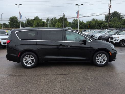Used 2023 Chrysler Pacifica Touring-L FWD image 2