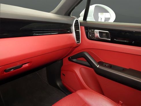 Used 2023 Porsche Cayenne Platinum Edition w/ Towing Package w/o Tow Ball image 19