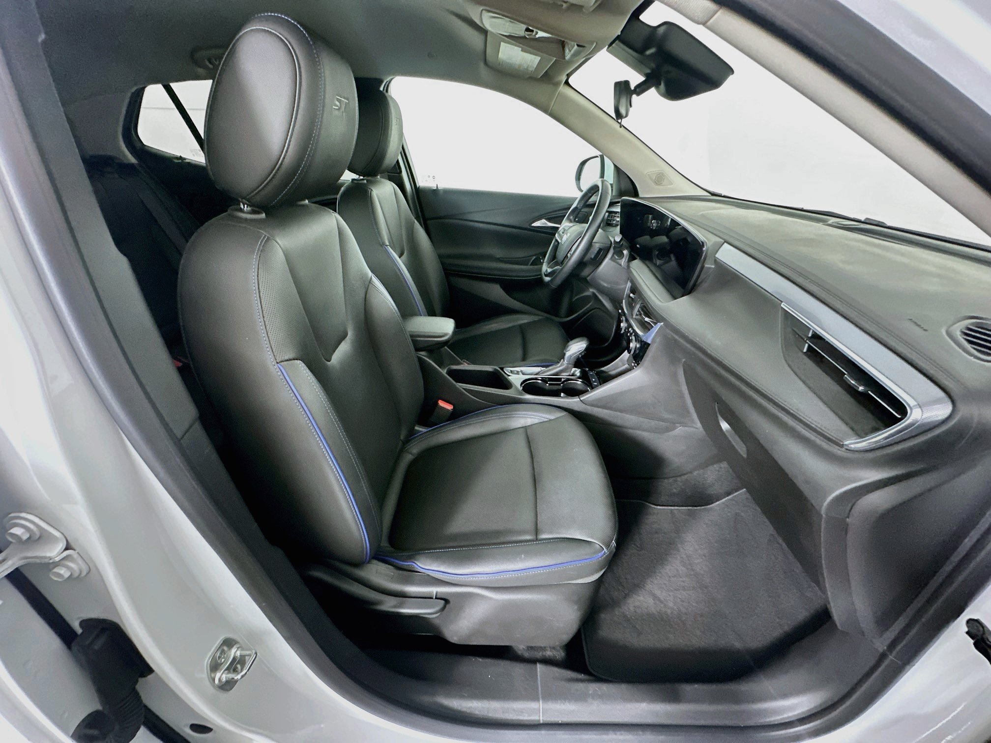 Used 2025 Buick Encore GX Sport Touring FWD image 31