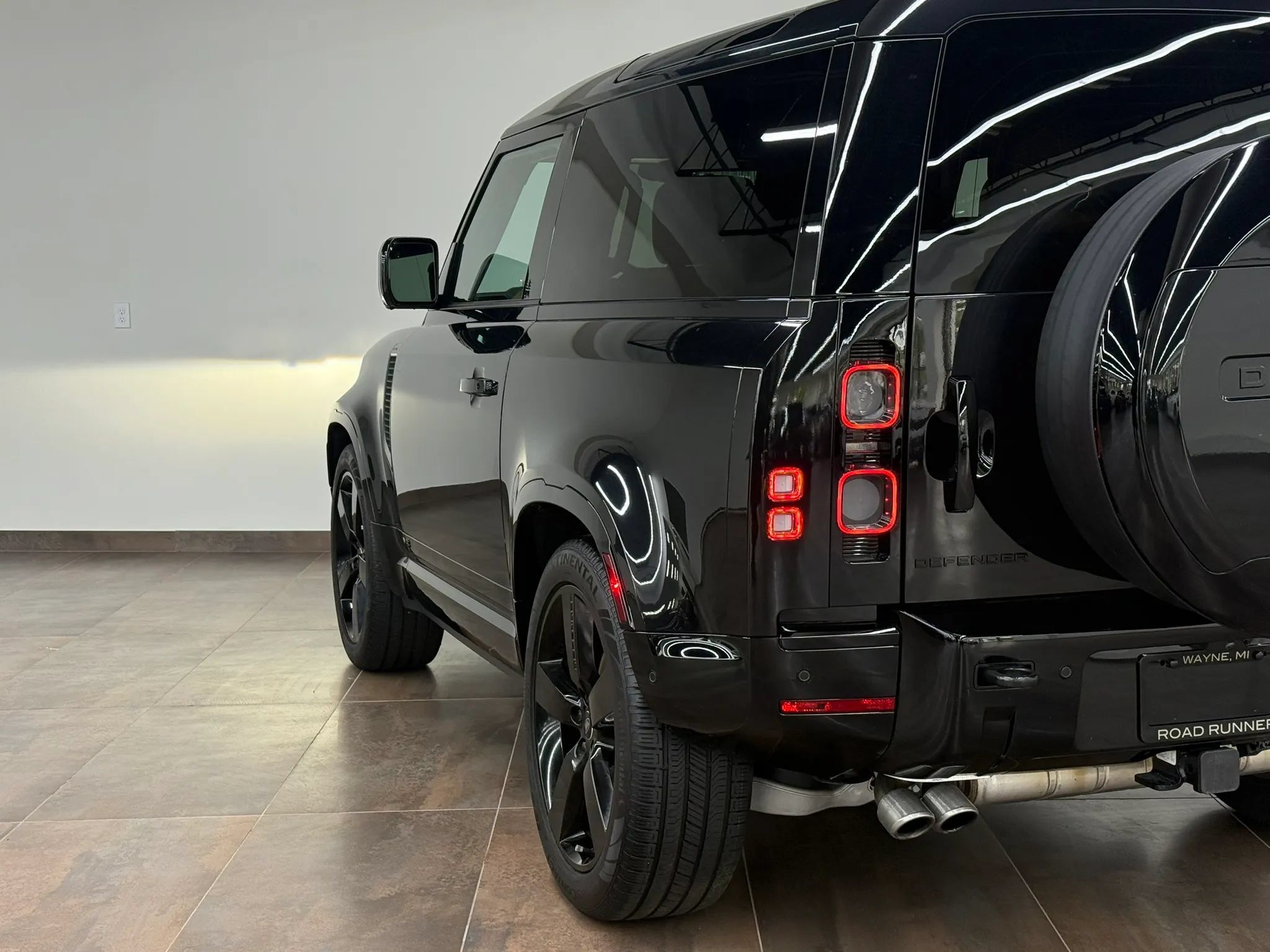 Used 2024 Land Rover Defender 90 V8 AWD/4WD image 8