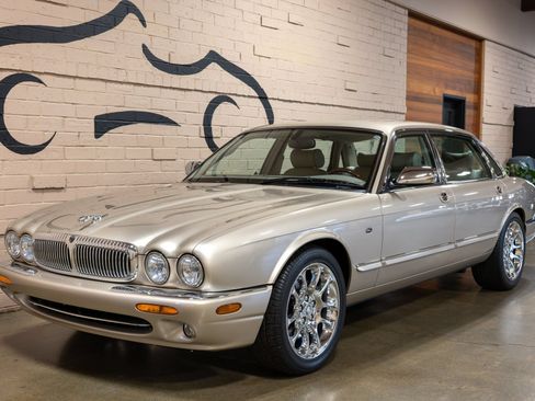 Used 2001 Jaguar XJ Supercharged RWD image 13