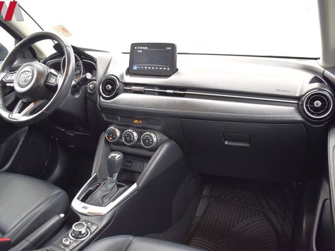 Used 2019 Toyota Yaris XLE image 12