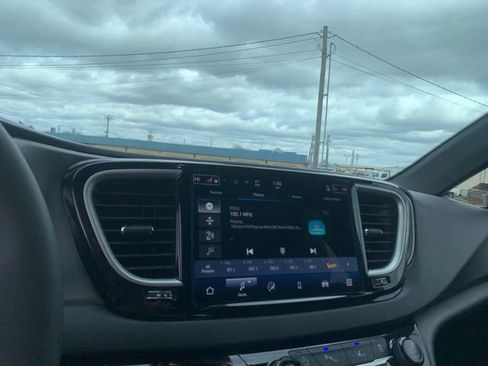 Used 2025 Chrysler Pacifica Select image 20