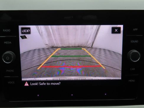 Used 2025 Volkswagen Taos SE w/ Panoramic Sunroof Package FWD image 15