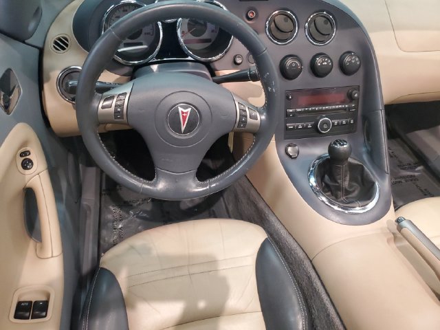 Used 2006 Pontiac Solstice Convertible w/ Premium Package RWD image 13