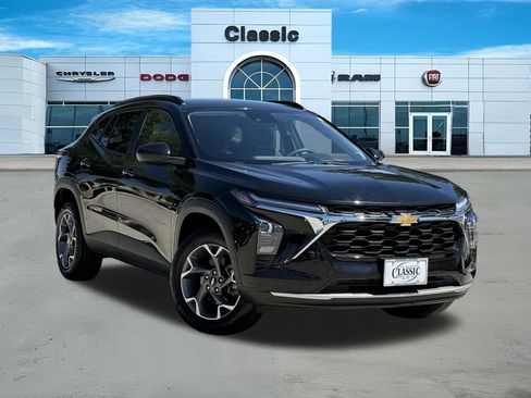Used 2025 Chevrolet Trax LT FWD image 1