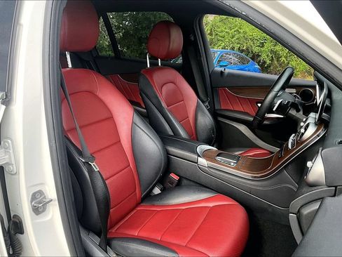 Used 2021 Mercedes-Benz GLC 300 4MATIC image 9