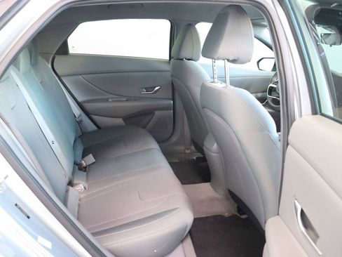 Used 2022 Hyundai Elantra SE image 17