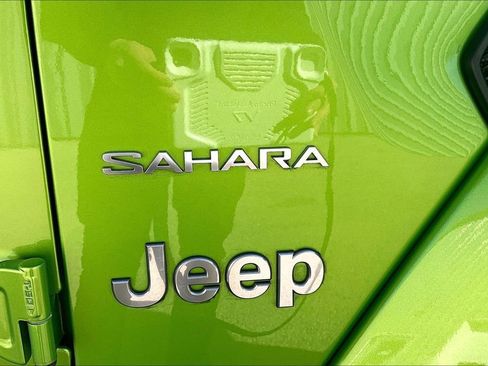 Used 2018 Jeep Wrangler Unlimited Sahara w/ Uconnect 4C Nav & Sound Group image 22