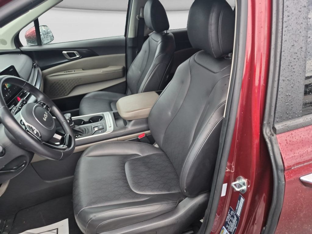 Used 2025 Kia Carnival FWD image 12