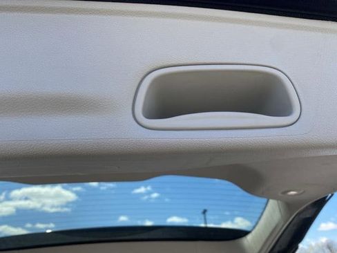 Used 2024 Chrysler Pacifica Touring-L image 19