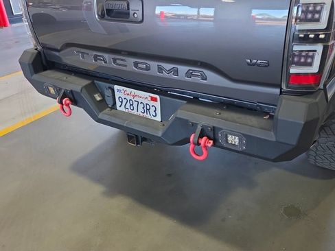 Used 2019 Toyota Tacoma TRD Off-Road w/ Technology Package AWD/4WD image 16