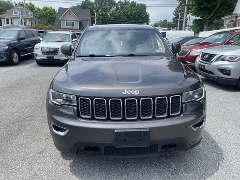 Used 2019 Jeep Grand Cherokee Laredo AWD/4WD image 3